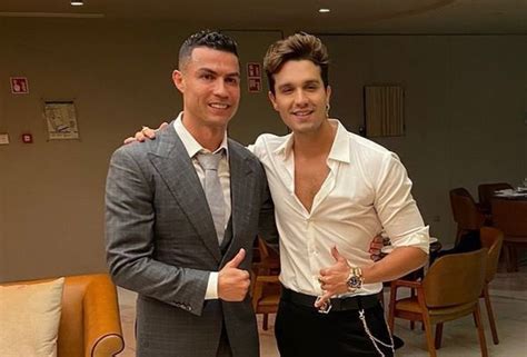 Cristiano Ronaldo presenteia Luan Santana com Rolex de R